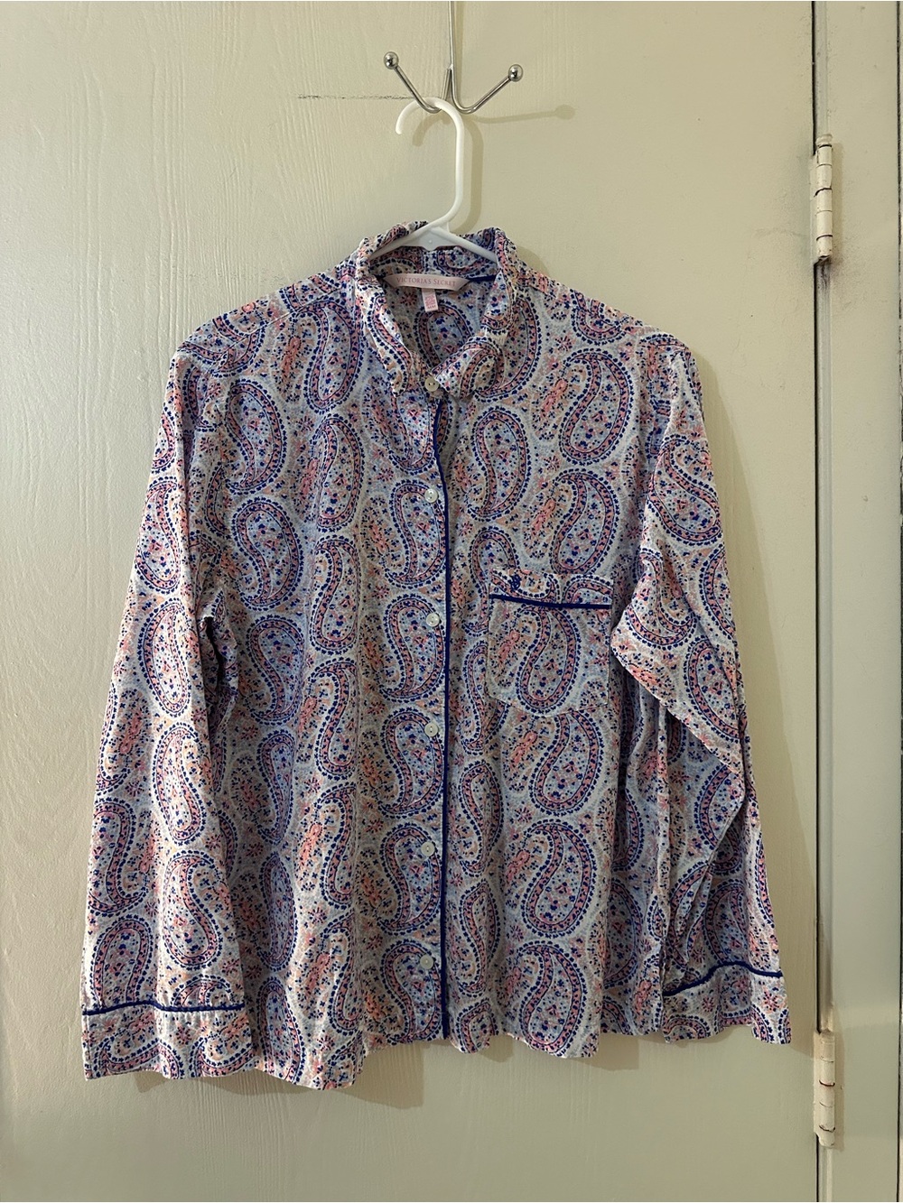 PREOWNED VICTORIAS SECRET LONG SLEEVE PAISLEY BUTTON DOWN PAJAMA TOP Medium